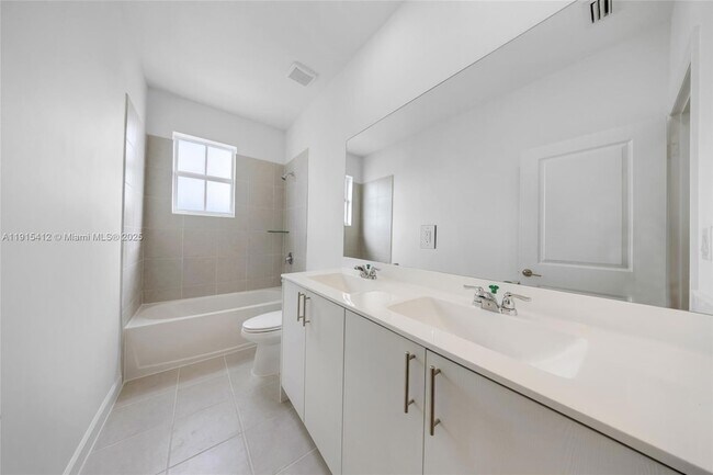 Building Photo - 2448 SE 27th Terrace