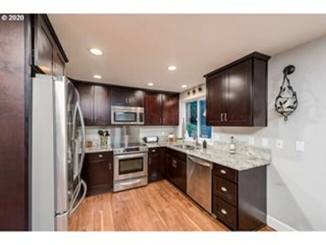 Building Photo - Stunning 5 bedroom home in desirable SW PDX now available for long term lease!