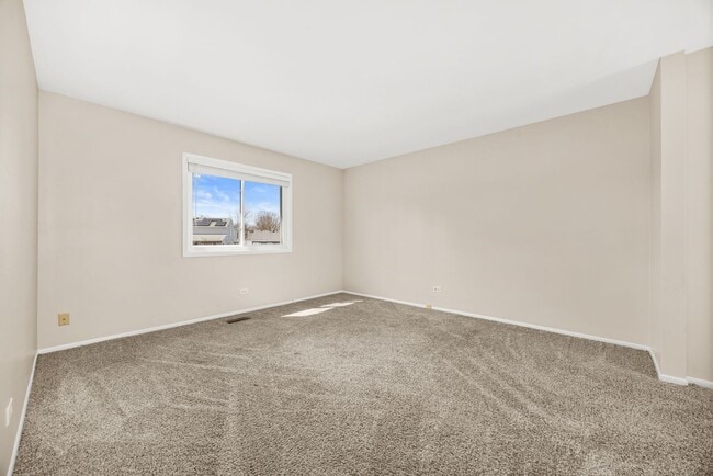 Building Photo - Carol Stream Townhome with Three Bedrooms and One Car Garage