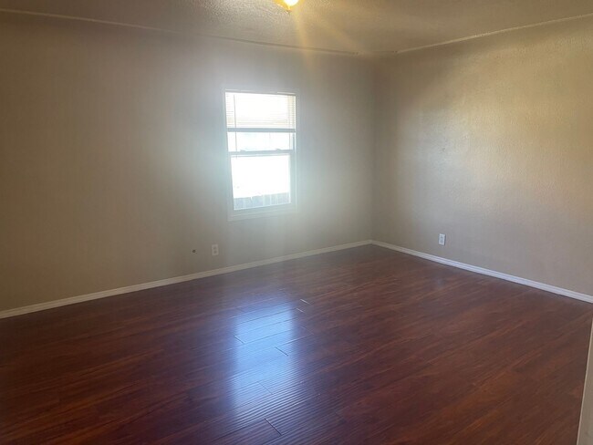 Building Photo - Wonderful Stand Alone Home