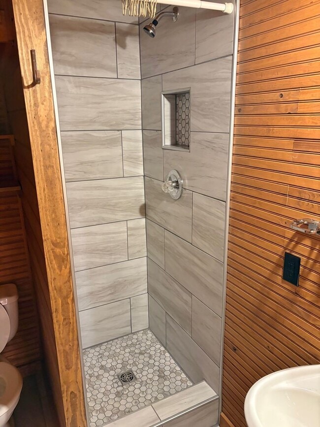 Building Photo - 1 Bedroom, 1 bath House