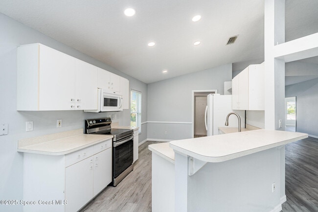 Building Photo - 651 Benton Dr