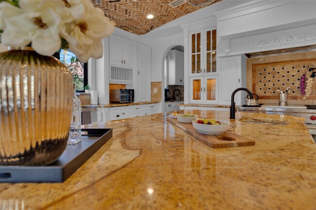 Building Photo - 1011 Rhodes Villa Ave