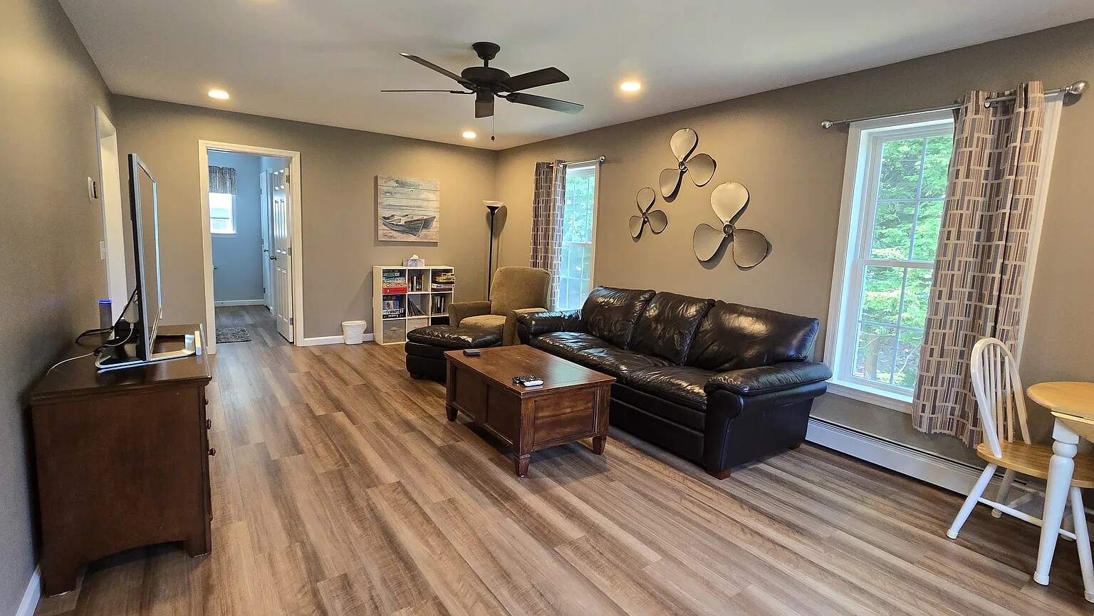 2nd floor family room with flat screen TV - 17 Ryswick St