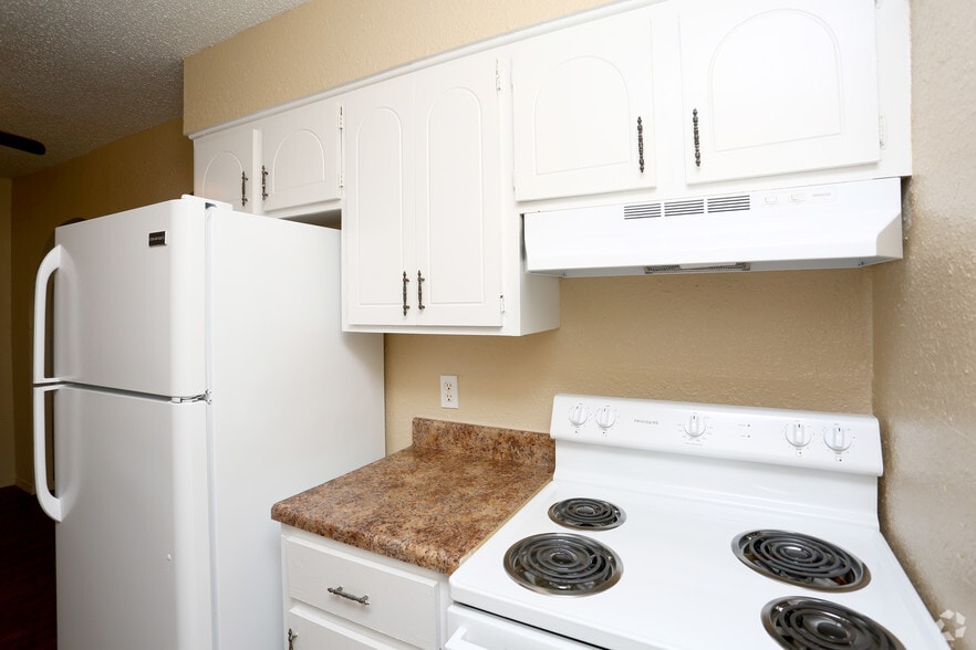 2BR, 2BA - 1100SF - Kitchen - The Villas at Stonelake Apartments