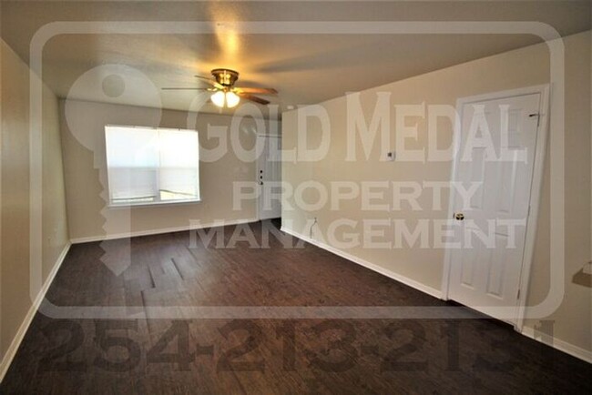 Building Photo - Cozy 2-bedroom, 1-bath fourplex in the hea...