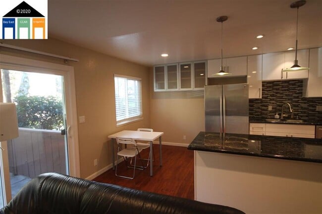 Building Photo - $2990 Stunning Remodeled 2BR/2BA Condo in ...