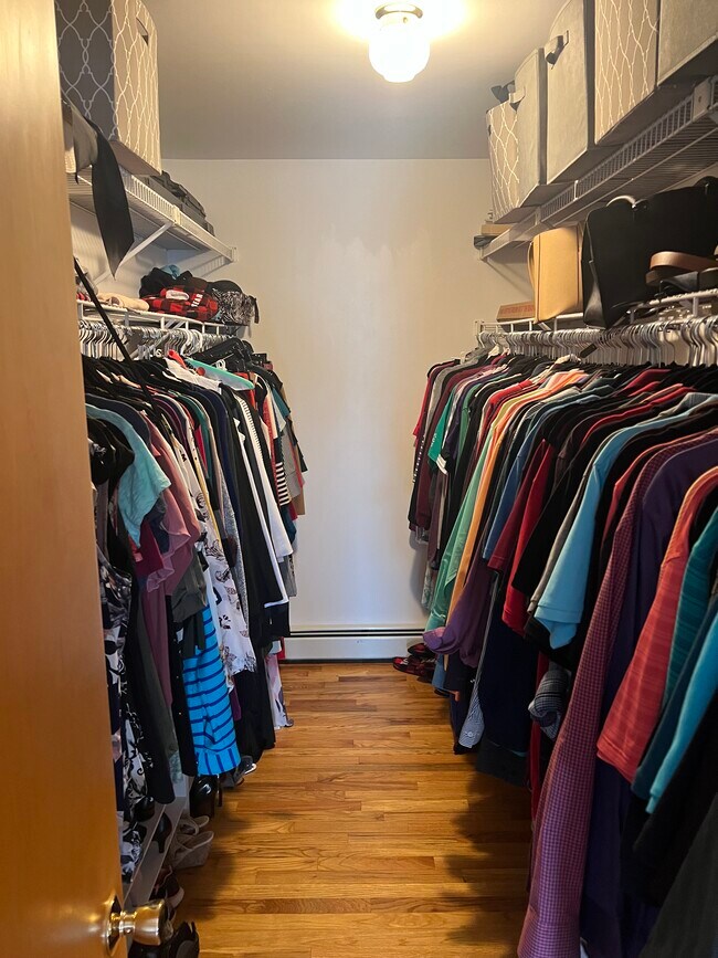 Building Photo - 33 Gainsborg Ave E