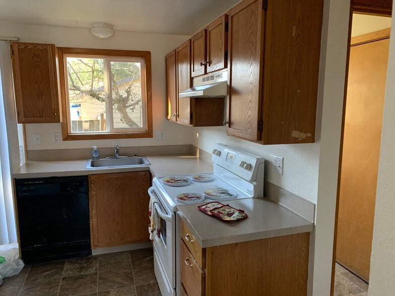 Building Photo - Cedar Court Apartments CCA-9