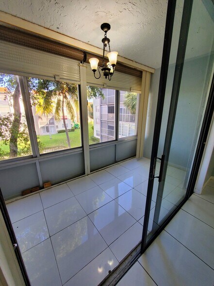 Enclosed patio - 1820 N Lauderdale Ave