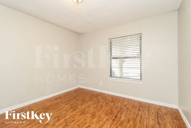 Building Photo - 3205 Hanover Dr