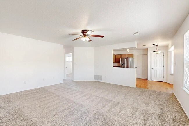 Building Photo - 699 Lakeview Cir SE