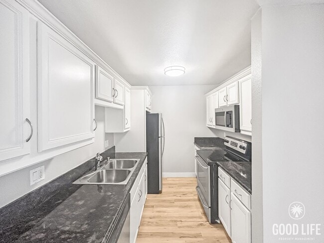 Building Photo - Beautiful 2BD/1BA W/ Updated Kitchen, AC, and In-Unit Laundry in Colina Del Sol!