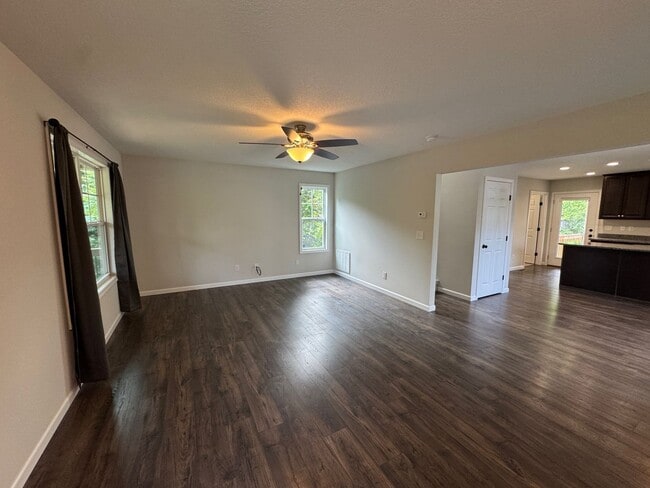 Building Photo - Oakley - Modern Three Bedroom