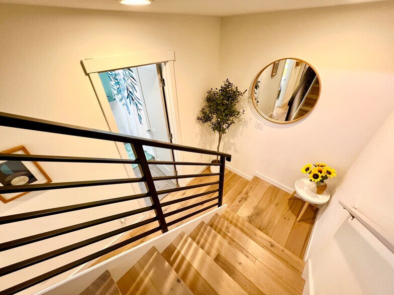 Building Photo - 700 Broadway E