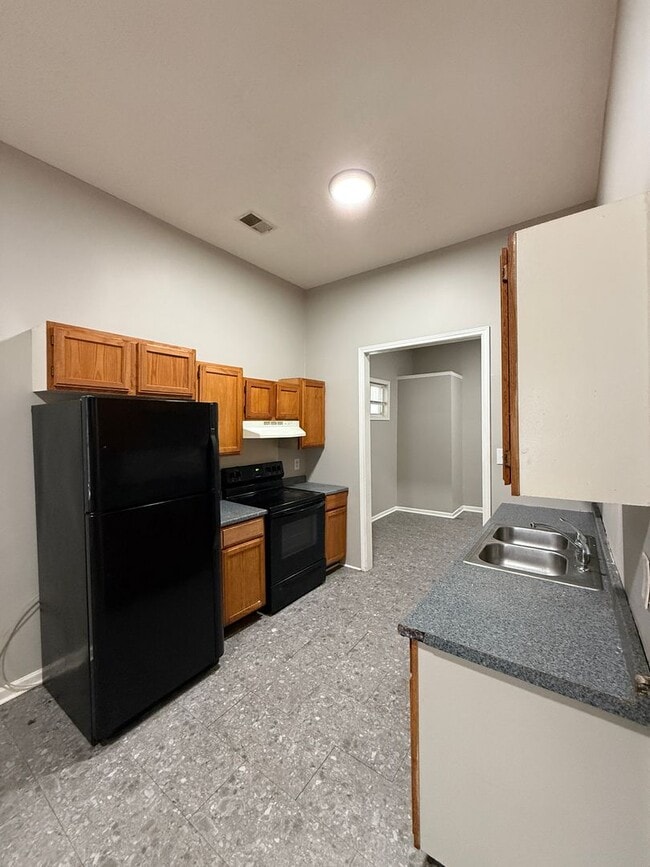 Building Photo - 3-BED 1-BATH SINGLE FAMILY HOME