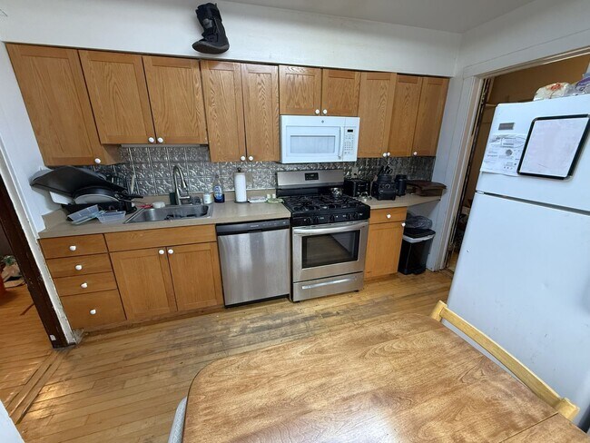 Building Photo - 1323 St James Ct