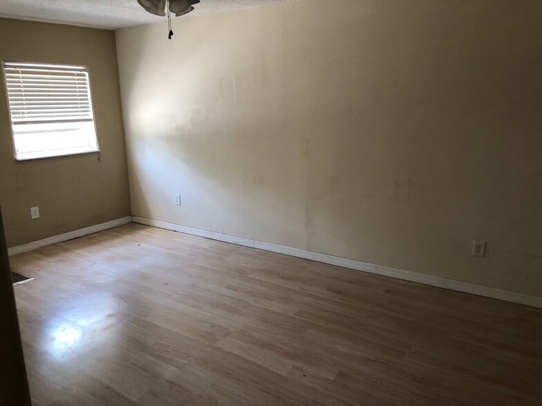 Building Photo - 410 28th St W