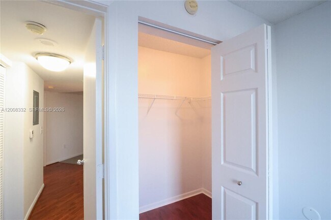 Building Photo - 520 SE 5 Ave