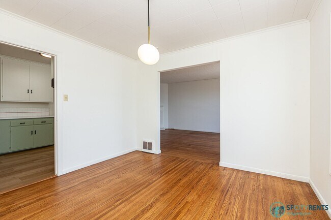 Building Photo - Outer Sunset: Top Floor w/ Shared Yard & Laundry on N Judah Line