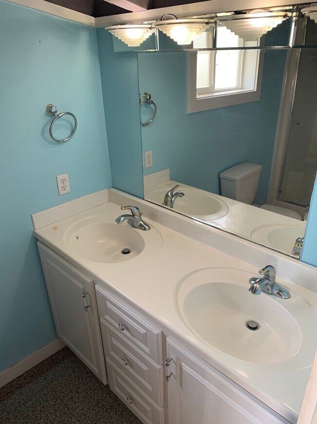 Building Photo - Quaint Kahana Studio- 50 yards to the beach!