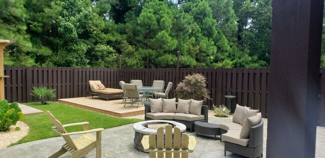 Building Photo - Beautiful Townhome with BEACH Convenience!