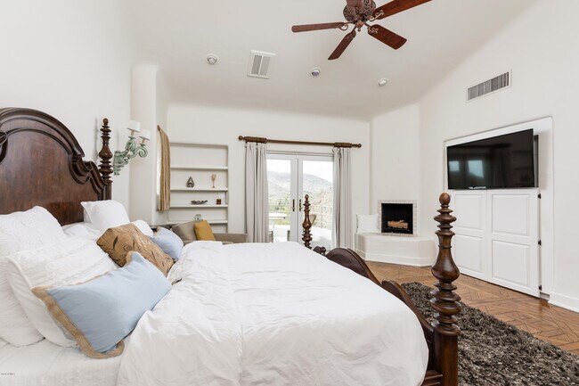Building Photo - 7421 N Las Brisas Ln