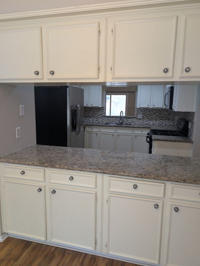 Building Photo - 3BR SFR w/ Garage & In-Unit Laundry in The Woodlands