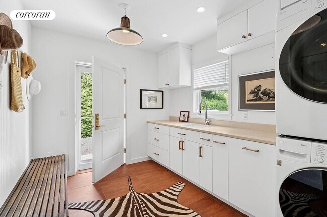 Building Photo - 176 Bridgehampton Sag Tpke