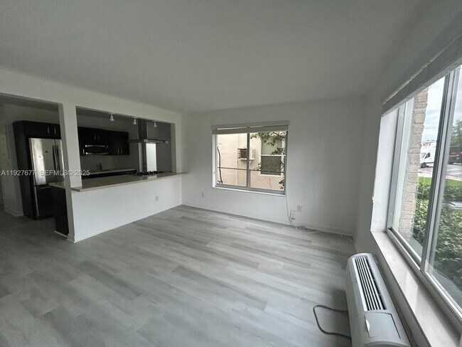 Building Photo - 7430 Carlyle Ave