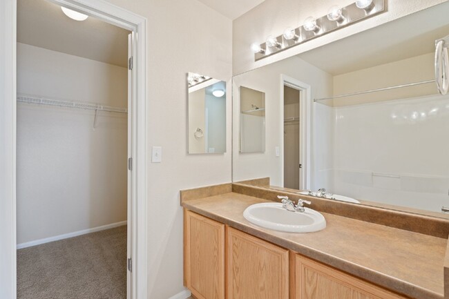 Building Photo - Double Primary Suite Townhome 2 bed, 2.5 b...