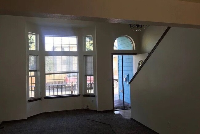 Building Photo - Burlington 3 Bed 2.5 Bath