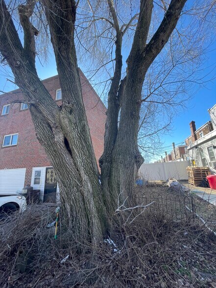 Building Photo - 4818 Unruh Ave