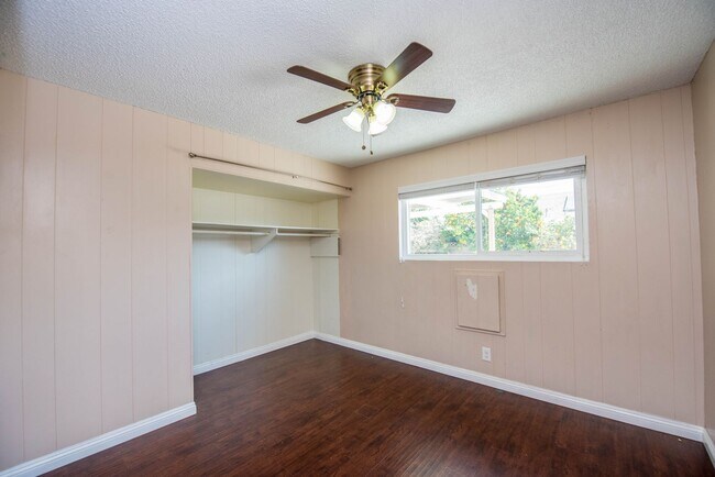 Building Photo - Single Family Stunner!