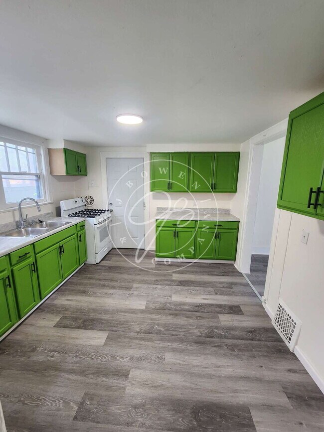 Building Photo - Section 8 Welcome! Spacious 3 bed /1.5 bath 2 story home with