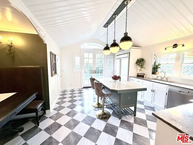 Building Photo - 370 Main St