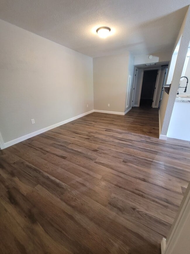 Building Photo - FULLY REMODELED 2 Bedroom Apartment