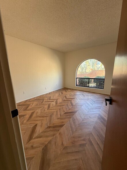 Building Photo - 1402 E Big Rock Rd