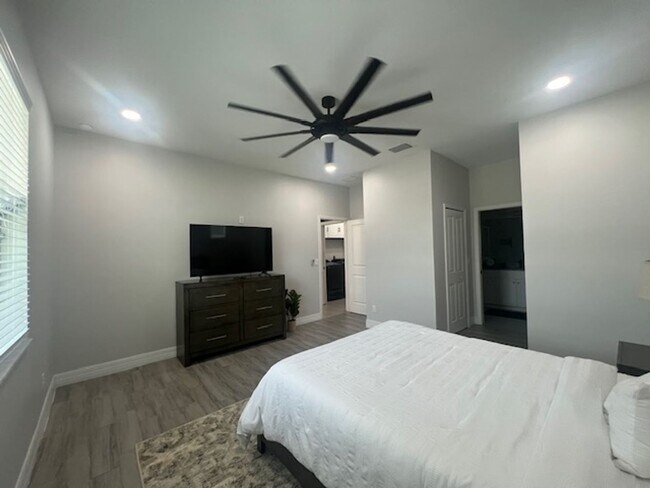 Building Photo - Stunning furnished Pool Home for Rent in N...