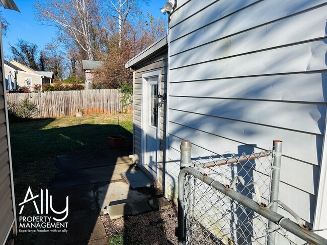 Building Photo - 405 Elliott Ave