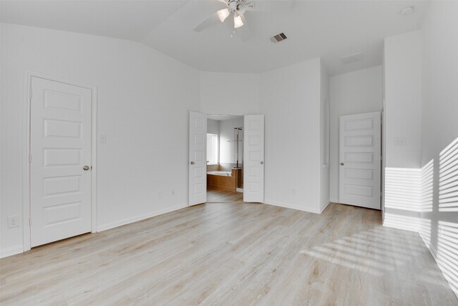Building Photo - 2410 Lakecrest Town Dr