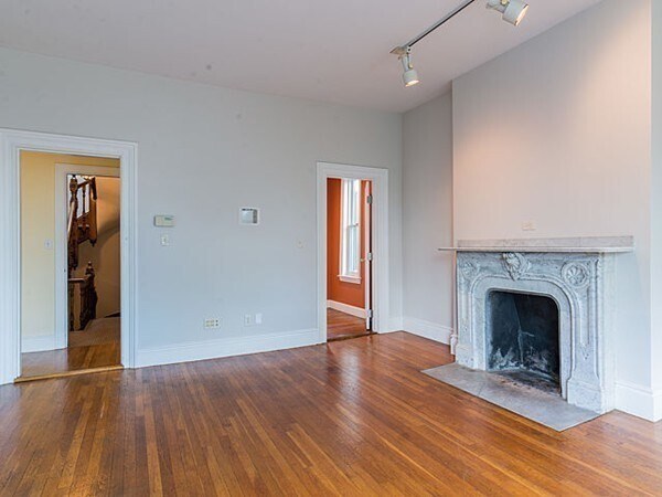 Building Photo - 832 Belmont St