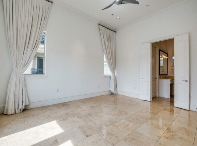 Building Photo - 6601 Mediterranean Dr