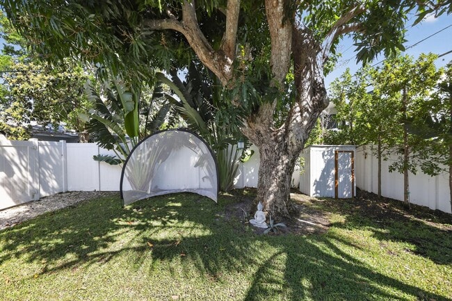 Building Photo - 976 SW 11th St