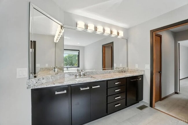 Building Photo - Luxury, Privacy, and Convenience All in One!
