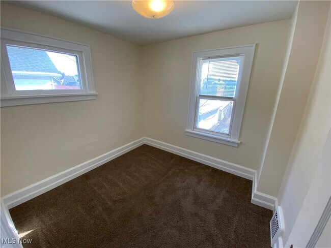 Building Photo - 5161 Greenhurst Dr