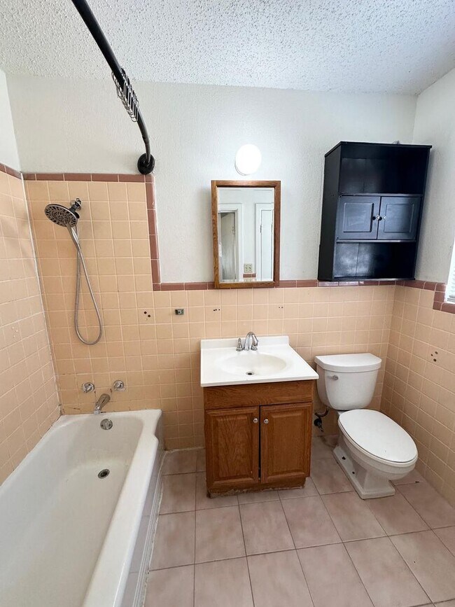 Building Photo - 3 Bed 2 Bath Ready To Rent ASAP!