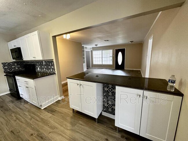 Building Photo - 2225 Pine Ave