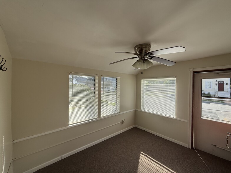 Front entrance foyer - 45 Saint Mary St