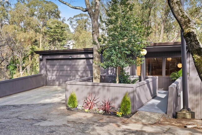 Building Photo - 6425 Zinn Dr